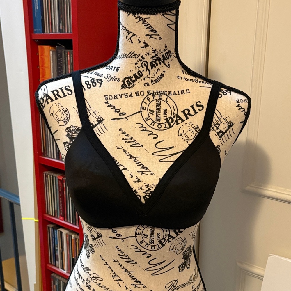 ITEM NO. 62: Sleek Black Women's Bra. New.